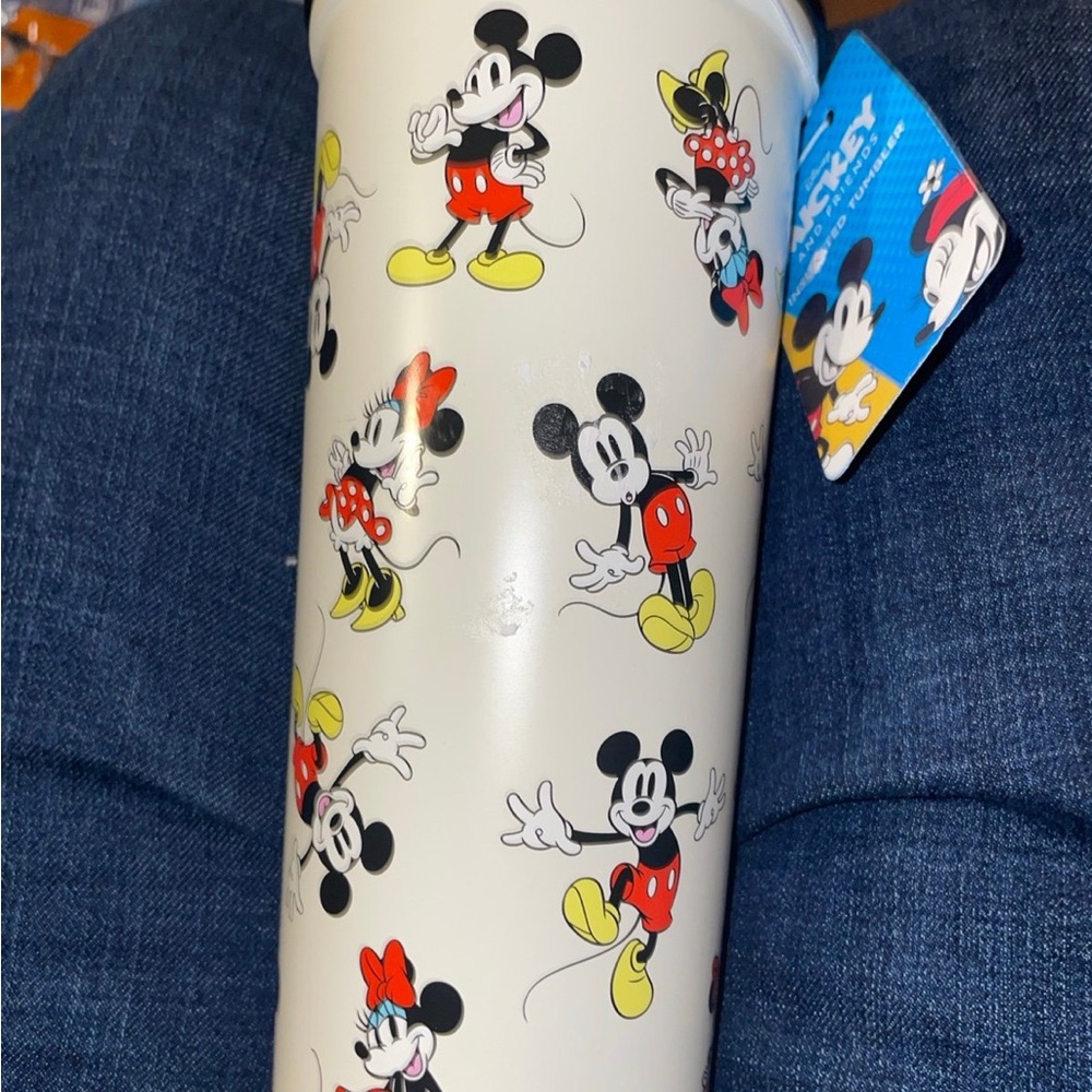 Disney straw tumbler! Featuring Mickey Mouse and Minnie Mouse